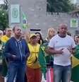 Fabiano Oliveira segue em frente a quartel, mesmo com mandado de prisão  Foto: Reprodução