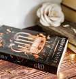 "Gild" será publicado em português e tem publicação prevista para o primeiro semestre de 2023 -  Foto: Reprodução / Instagram @ravenkennedybooks / Alto Astral