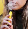 Cigarro eletrônico: fumar vape aumenta o risco de cárie, diz estudo  Foto: Shutterstock / Saúde em Dia