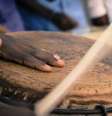 Imagem mostra um ogãn tocando atabaque.  Foto: Imagem: Reprodução/Internet / Alma Preta