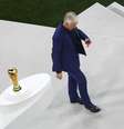 Deschamps ao lado da taça da Copa do Mundo  Foto: REUTERS/Peter Cziborra
