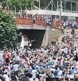 Torcedores tentaram pular no ônibus da Seleção Argentina  Foto: Reprodução/Twitter