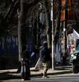 Integrante do Taliban em frente ao portão de entrada da Universidade de Cabul, no Afeganistão  Foto: Reuters