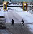 Dois homens atravessam uma rua coberta de neve em Denver, Colorado, em meio a uma forte tempestade de inverno em 22 de dezembro de 2022  Foto: Getty Images / BBC News Brasil