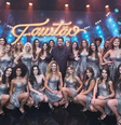 Faustão com suas bailarinas: o apresentador evitou a demissão em massa até a pressão econômica falar mais alto  Foto: Divulgação