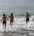 Em Ostia, no litoral de Roma, houve até quem arriscasse um banho de mar  Foto: ANSA / Ansa - Brasil