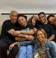 Junto com a mensagem, Kely postou uma foto dos filhos do ex-jogador sentados no sofá do quarto do hospital  Foto: Reprodução/ Instagram: @iamkelynascimento