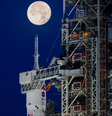Imagem do nariz do foguete Artemis-i SLS com a cápsula Orion no pórtico de lançamento à luz da Lua  Foto: Getty Images / BBC News Brasil