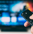 TV ligada em um serviço de streaming   Foto: Glenn Carstens-Peters/Unsplash / Tecnoblog