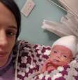 Com apenas 8 dias de vida, o prematuro passou por sua primeira cirurgia, depois de ser diagnosticado com enterocolite necrosante  Foto: Hannah Cole/ Daily Mail