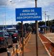 Policiais desarmam explosivo encontrado perto do aeroporto de Brasília   Foto: Adriano Machado