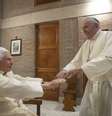 Papa Francisco cumprimenta Bento XVI em mosteiro no Vaticano, em 28 de novembro de 2020  Foto: EPA / Ansa - Brasil