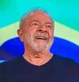 Imagem mostra o presidente eleito Lula com a Bandeira do Brasil ao fundo  Foto: Ricardo Stuckert / Alma Preta