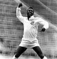 Se há algum registro de comemorações com um "soco" no ar antes de Pelé, eles foram ofuscados pelo Rei do futebol. O ex-artilheiro do Santos fez do gesto uma de suas maiores marcas registradas, que inspira atacantes até hoje  Foto: Divulgação / Estadão