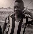 Visitante vê foto do rei do futebol no Museu Pelé, em Santos  Foto: Getty Images / BBC News Brasil