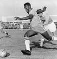 Pelé joga pela seleção brasileira em amistoso na Suécia em 1960  Foto: AFP/Getty Images / BBC News Brasil