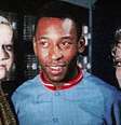 Pelé entre Rosamaria Murtinho e Regina Duarte em cena de 'Os Estranhos'  Foto: Reprodução