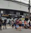 Torcedores do Santos se reúnem na Vila Belmiro para homenagear Pelé   Foto: Vanessa Ortiz 