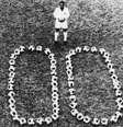Pelé em foto homenageando seu milésimo gol em 1969  Foto: HULTON ARCHIVE / GETTY IMAGES / BBC News Brasil