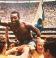 Imagem mostra Pelé comemorando a conquista de um título.  Foto:  Imagem: Reprodução / Alma Preta