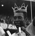 Pelé serviu como passaporte para muitos brasileiros mundo afora  Foto: ( Divulgação/Corinthians) / Gazeta Esportiva