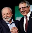 Lula e o novo ministro da Secretaria de Relações Institucionais, Alexandre Padilha  Foto: UESLEI MARCELINO/REUTERS / BBC News Brasil