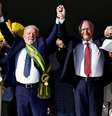 Lula ao lado do vice-presidente Geraldo Alckmin após receber a faixa  Foto: DW / Deutsche Welle