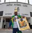 Movimentação de torcedores neste domingo, 01, no Estádio Urbano Caldeira, a Vila Belmiro, em Santos, no litoral sul de São Paulo, após a morte do ex-jogador de futebol, Edson Arantes Nascimento, o Pelé.  Foto: Felipe Rau/ Estadão / Estadão