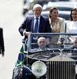 Ao lado de seu vice, Geraldo Alckmin, Lula desfilou em carro aberto a caminho do Congresso, onde tomou posse como o 39° presidente da República.  Foto: DW / Deutsche Welle