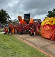 Na fila para entrar, apoiadores de Lula se reúnem para cantar  Foto: Karen Lemos/Terra
