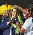 Aline Souza coloca a faixa em Lula   Foto: Ricardo Stuckert/Divulgação