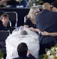 Marcia Aoki e Edinho se despedem de Pelé em velório nesta segunda-feira, 2, na Vila Belmiro   Foto: REUTERS/Diego Vara