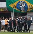 O caixão de Pelé foi carregado por seu filho, Edinho, e o ex-jogador Zé Roberto, além de outras pessoas.  Foto: Felipe Rau/Estadão Conteúdo. / Estadão