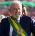Entrega da faixa a Lula foi realizada por representantes do povo brasileiros, entre eles o cacique Raoni Metuktire  Foto: DW / Deutsche Welle