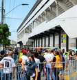 Fila para o velório de Pelé, na Vila Belmiro, em Santos (SP)  Foto: Vanessa Ortiz/Terra