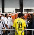 Jovem torcedor com uma camisa da seleção brasileira em homenagem a Pelé  Foto: EPA / Ansa - Brasil