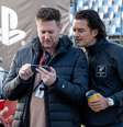 Diretor Neil Blomkamp e Orlando Bloom no set de Gran Turismo  Foto: Columbia Pictures / Divulgação