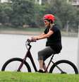 Mesmo com chuva, Dilma pedala na Lagoa Rodrigo de Freitas, no RJ  Foto: DAN DELMIRO/AGNEWS