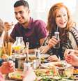 É possível! Saiba como aproveitar as festas sem exagerar.  Foto: Shutterstock / Saúde em Dia