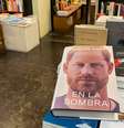 O livro "Spare" do príncipe britânico Harry é visto em uma livraria, antes de sua data de lançamento oficial, em Barcelona, Espanha, 5 de janeiro de 2023.   Foto: REUTERS/Nacho Doce