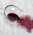 Saiba como limpar a mancha de vinho do sofá sem gastar muito -  Foto: Shutterstock / Alto Astral