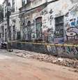  Foto: Prédio na Travessa do Mosquera, no Centro, caiu parcialmente e feriu uma pessoa na madrugada deste domingo (8) ( Estefan Radovicz/Agência O Dia / Diário do Rio