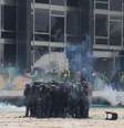 Policiais do Choque usam bombas de efeito moral para dispersar apoiadores do ex-presidente Jair Bolsonaro da Praça dos Três Poderes, em Brasília, neste domingo (8), após a invasão e depredação provocada nos prédios do Palácio do Planalto, do Congresso Nacional, e do Supremo Tribunal Federal (STF)  Foto: WILTON JUNIOR/ESTADÃO CONTEÚDO