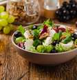 Salada de alface com uva e queijo  Foto: Shutterstock / Portal EdiCase