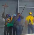 Manifestantes quebraram janelas ao invadir o Palácio do Planalto, protagonizando cenas que lembram a invasão do Capitólio dos EUA em janeiro de 2021  Foto: Getty Images / BBC News Brasil