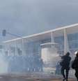 Polícia tenta conter bolsonaristas que acabaram invadindo o Planalto no dia 8 de janeiro  Foto: Wilton Junior / Estadão / Estadão