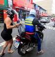 Serviço de mototáxi já faz parte do dia a dia dos moradores do Grajaú, na zona sul da cidade.  Foto: Alex Silva/Estadão / Estadão