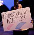 'As vidas de crianças trans importam', diz cartaz em inglês  Foto: Getty Images / BBC News Brasil