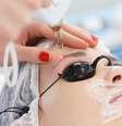 A remoção a laser da micropigmentação exige profissional especializado -  Foto: Shutterstock / Alto Astral / Alto Astral