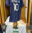 Neymar publicou foto de camiseta em homenagem a Pelé antes de estreia pelo PSG neste ano.  Foto: Reprodução/Twitter / Estadão